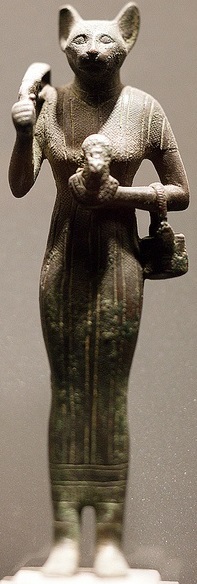 La dea Bast, conosciuta anche come dea Bastet, era il simbolo della femminilità nell’antico Egitto.